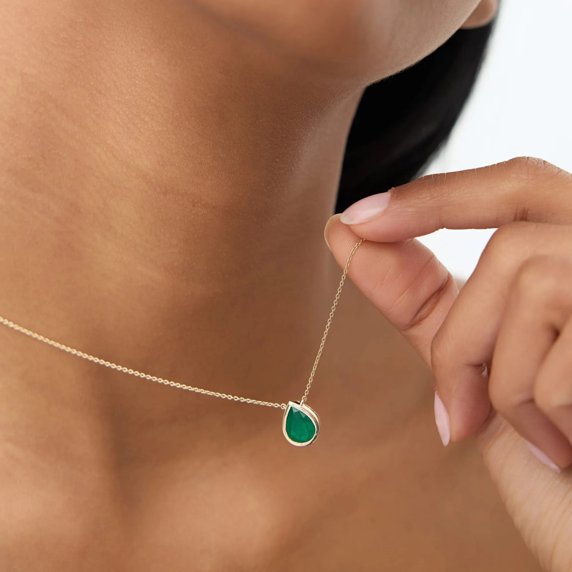 14k 1.50-2.50 ctw Pear Shape Bezel Setting Emerald Necklace